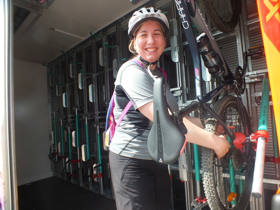 Cyklistka Zuzana (27) si ukladá svojho tátoša do špeciálneho prívesu v rámcu cyklobusu.
