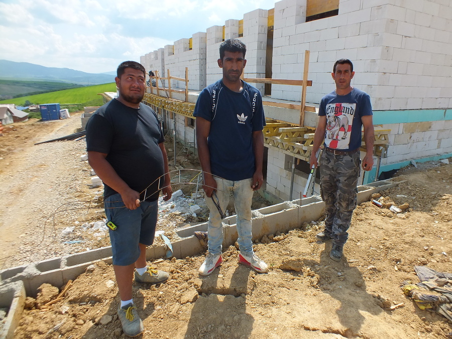 Zľava: Peter Žiga (30), Ján Horváth (31) a Marián Pačan (42) pomáhajú pri výstavbe novej bytovky.
