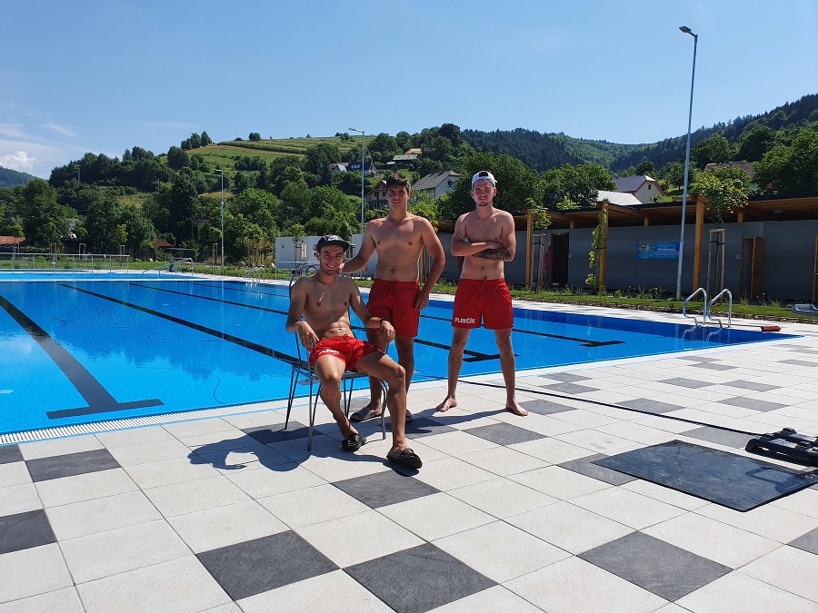Plavčíci Miro (zľava, 21), Marko (19) a Daniel (20).