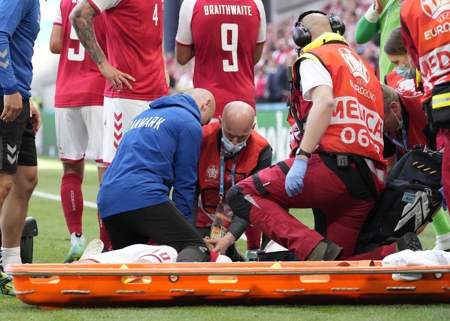 Záchranári oživujú dánskeho futbalistu