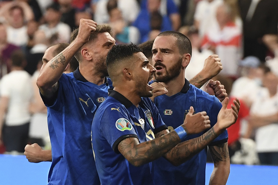 Talianski futbalisti oslavujú vyrovnávajúci