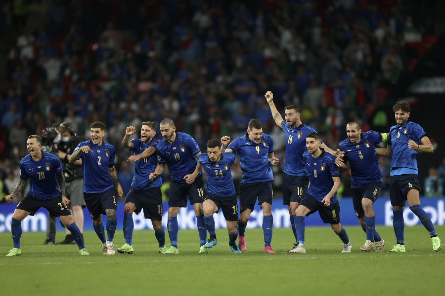 Talianski futbalisti oslavujú titul