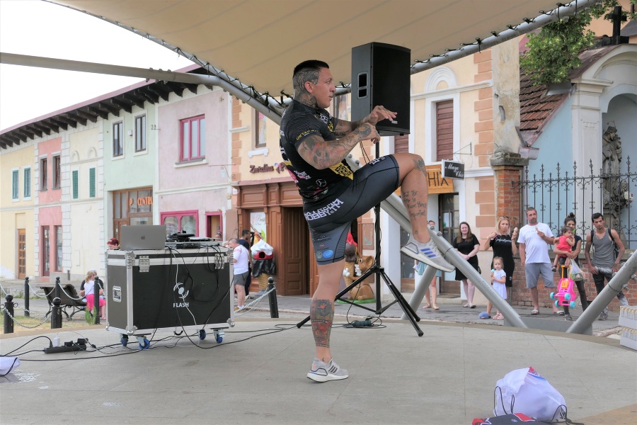 Gábor Boráros (29) v centre Rožňavy ukázal kus zo svojho športového a bojového talentu.