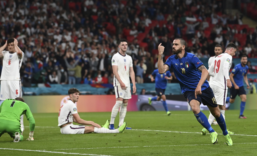 Talian Leonardo Bonucci oslavuje