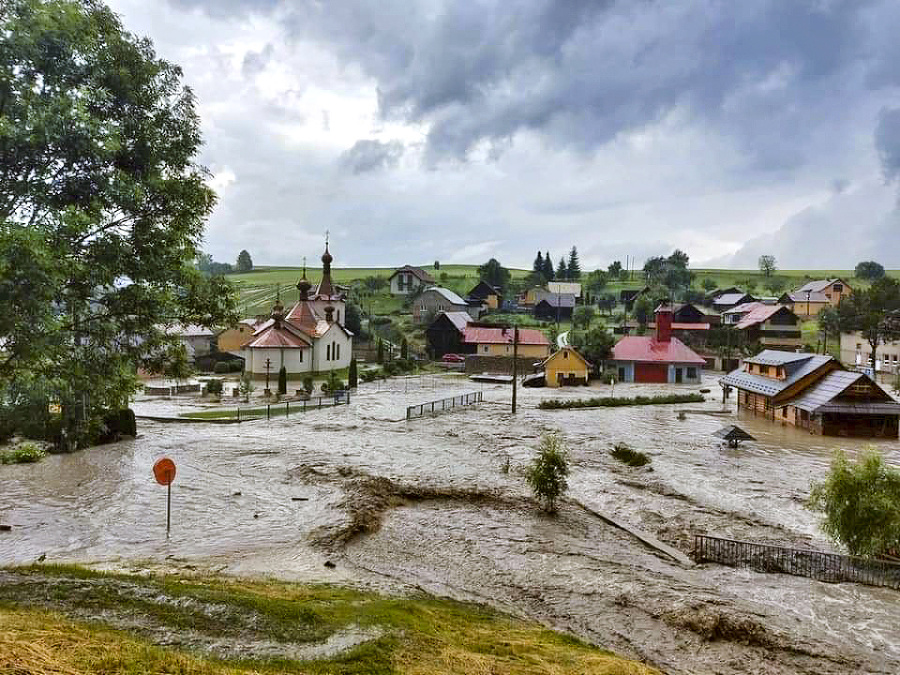 Voda zaplavila najmä záhrady
a