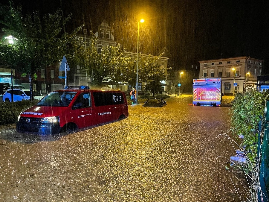 Hasičské auto a dodávka