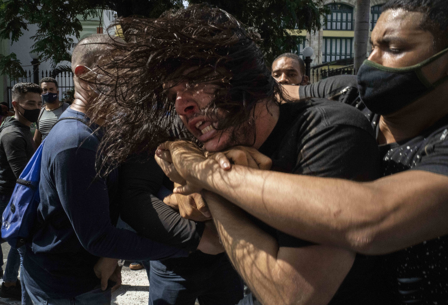 Protesty proti vláde na