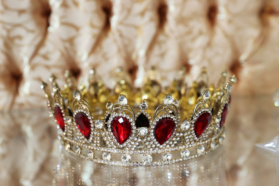 Francúzske korunovačné klenoty: 
Nie sú