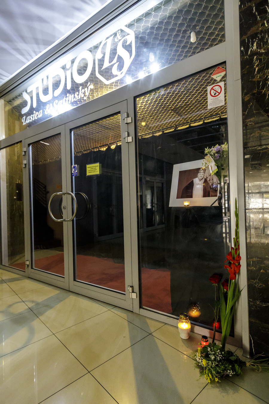 Fotografia a sviečky vo vchode do Štúdia L+S v Bratislave 19. júla 2021