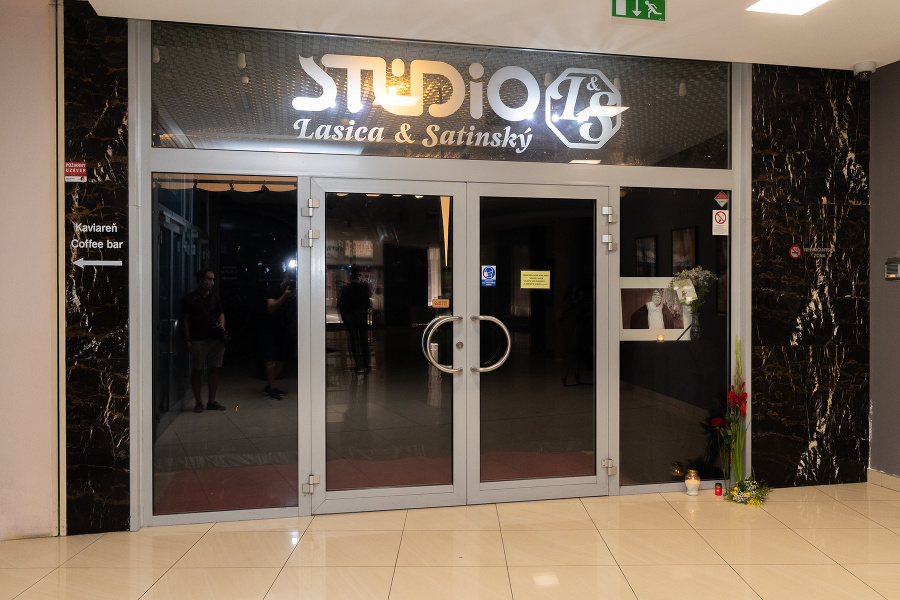Fotografia a sviečky vo vchode do Štúdia L+S v Bratislave 19. júla 2021