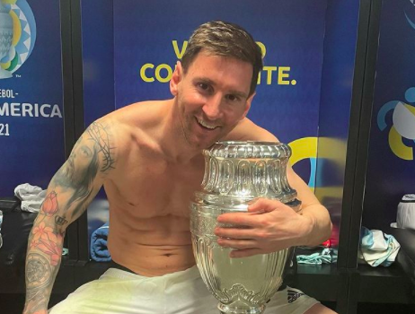 Lionel Messi s trofejou.