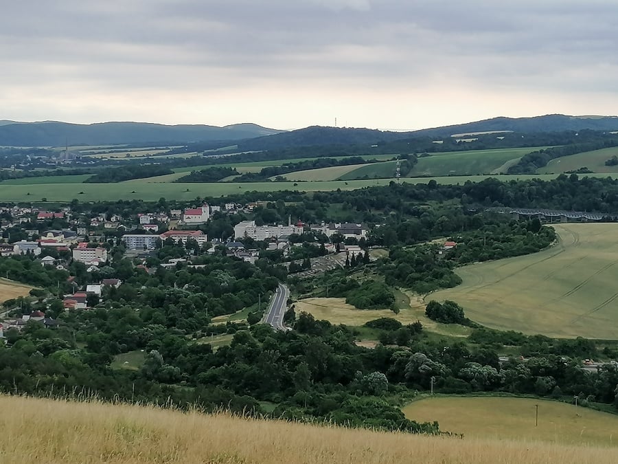 Mesto Hanušovce nad Topľou s viaduktom, ako ho vidieť z Medzianskeho hrádku.