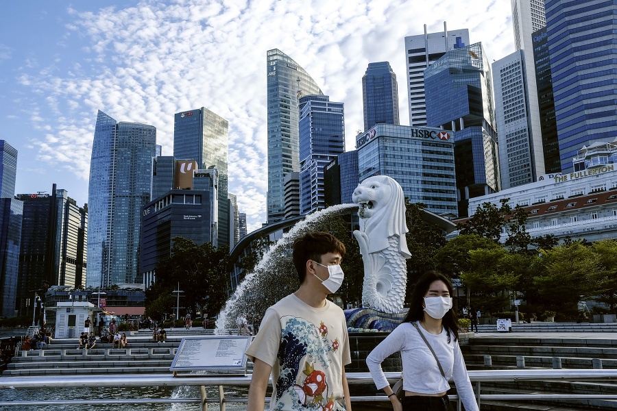 Singapur sprísňuje pandemické opatrenia.