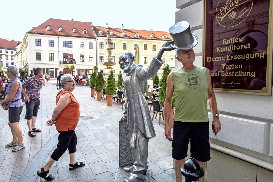 Usmievaví turisti z celého