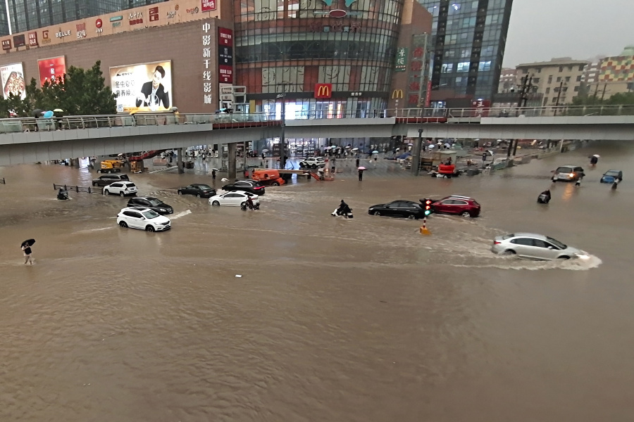 Čínske mesto Čeng-čou: Prudký lejak zmenil ulice na rýchlo sa valiace rieky.