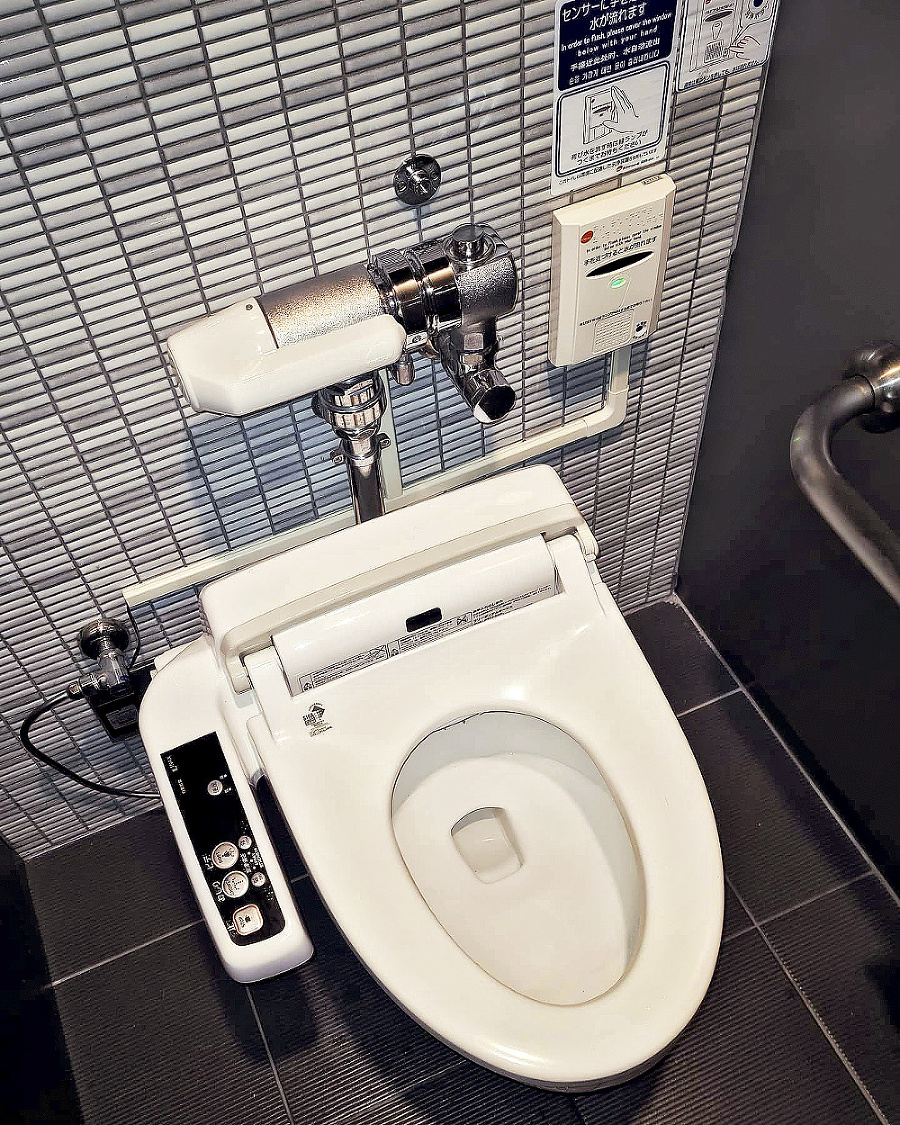 supermoderný záchod v japonskom