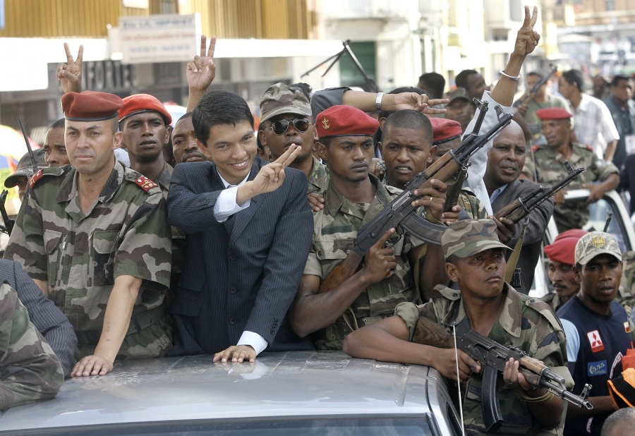  Andry Rajoelina obklopený