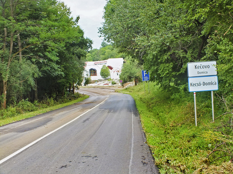 19.7.2021 - Smerom od Kečova a maďarskej hranice sa v nedeľu popri jaskyni Domica nedalo autom vôbec prejsť. Voda tu mala aj tri metre...