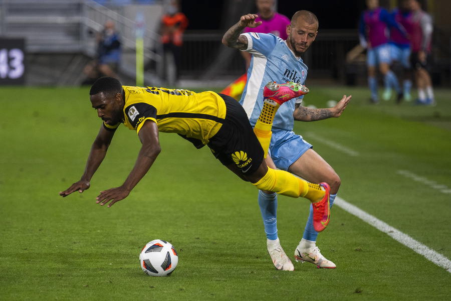 Na snímke zľava Ulisses Garcia (Young Boys) a Vladimír Weiss (Slovan) bojujú o loptu.