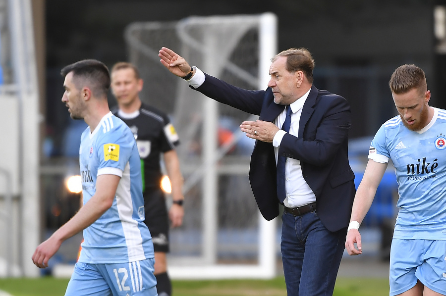 Slovenský futbalový šampión ŠK Slovan Bratislava pred štartom nového ročníka najvyššej domácej súťaže uvoľnil zo svojho kádra dvojicu hráčov.