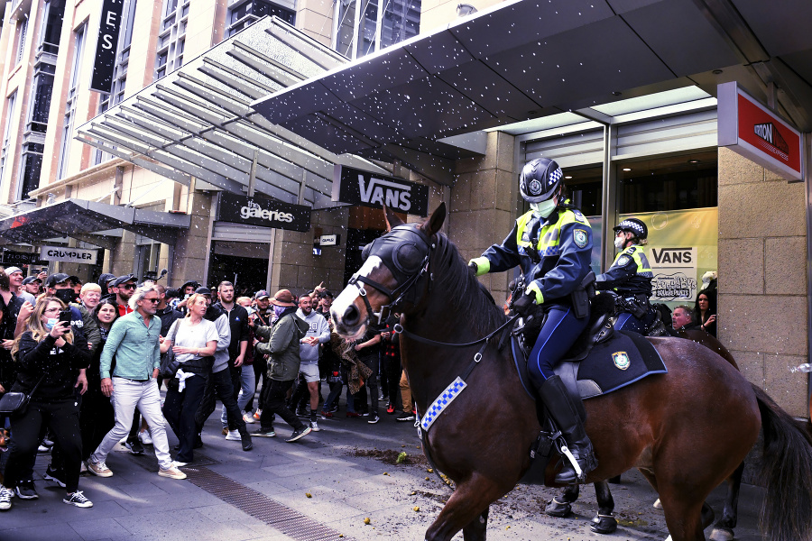 V Sydney vyšli do ulíc tisíce odporcov tvrdého lockdownu, ktorý v tomto mesta trvá už mesiac.
