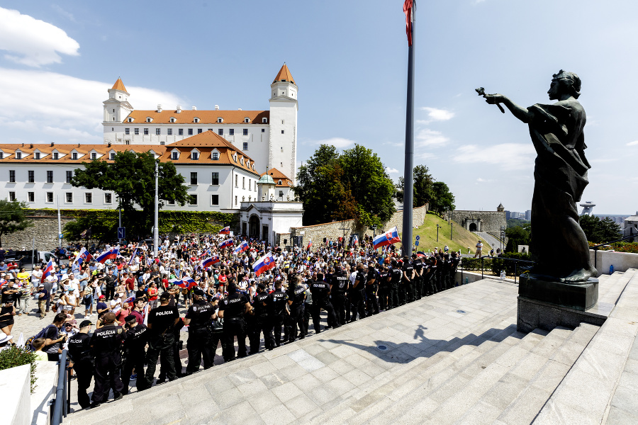 Pred parlamentom pribudlo protestujúcich,