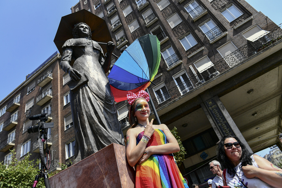 Na snímke ľudia pred pochodom príslušníkov sexuálnych menšín Budapest Pride 24. júla 2021 v Budapešti.
