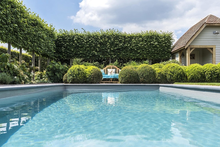 Vlastný bazén na záhrade je miestom pre dokonalý relax v súkromí, ale zároveň aj zvyšuje hodnotu vašej nehnuteľnosti.