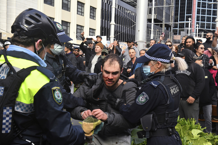 - Policajti zadržujú protestujúceho
