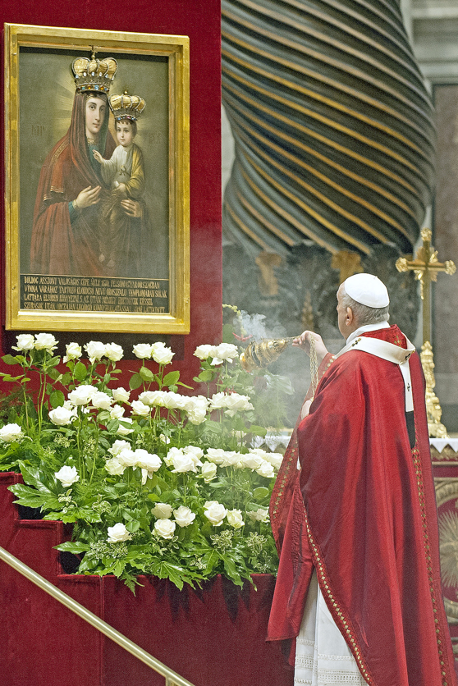 Pápež sa pri ikone