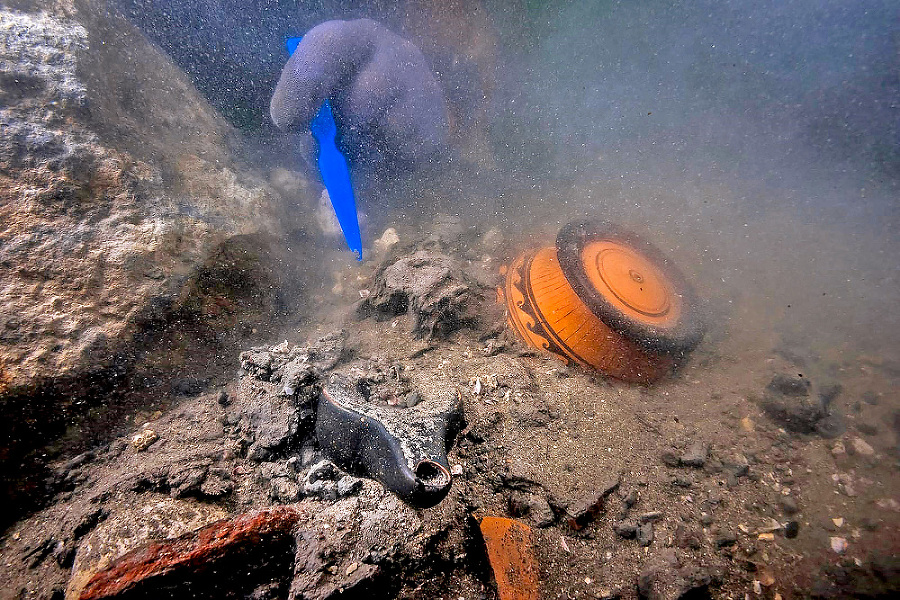 Archeológovia dolujú
nálezy z bahna
na