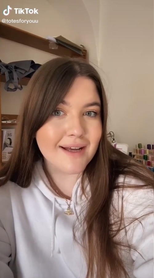 19-ročná Britka Maisie Crompton založila značku Totes For You.