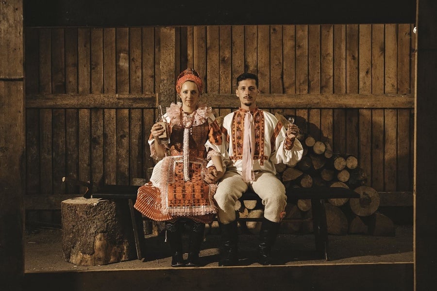 Svadobné čepčenie je jednou z najkrajších a stále veľmi obľúbených slovenských tradícií.