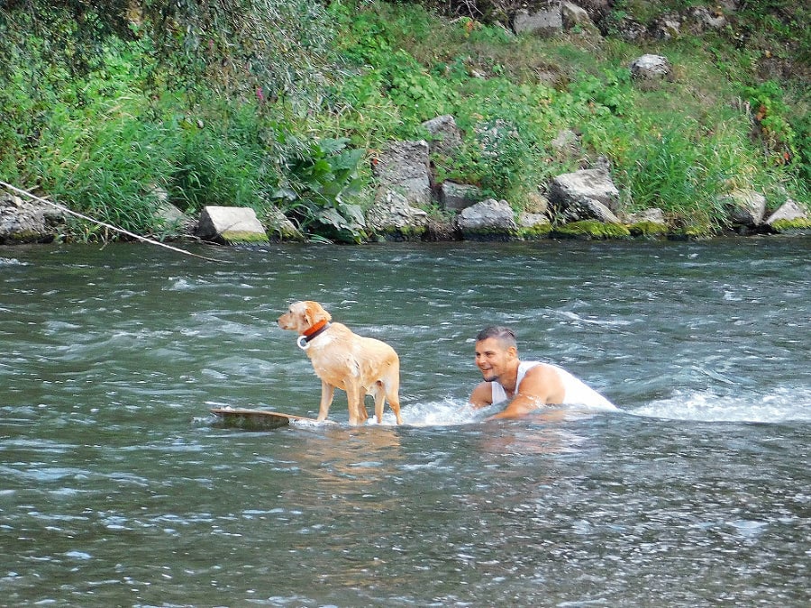 Vodné „hrátky“ na Váhu si Erik užíva aj so svojím psom.
