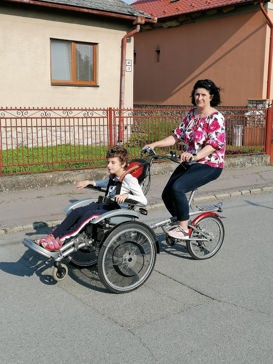 Mária z OZ Pomáhame už vozí na špeciálnom bicykli aj svoju dcérku Zoru (15). 