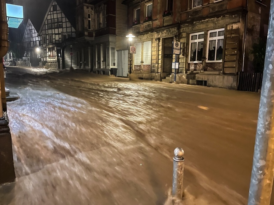 Voda steká po ulici