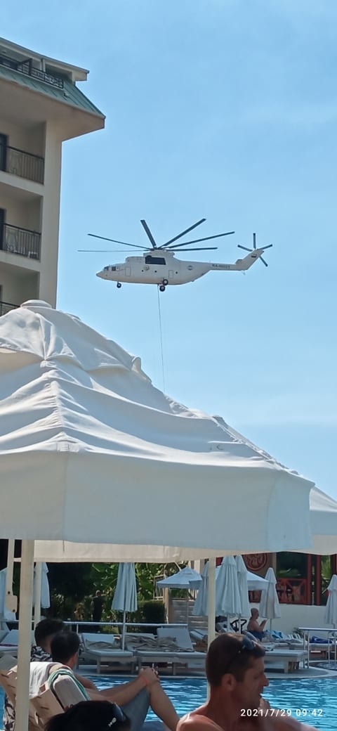 Vrtuľníky hasia horiace budovy
