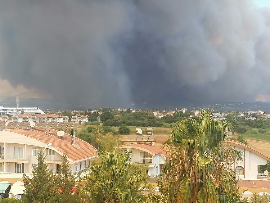 Požiar sa stále približoval smerom k hotelu, kde bývala čitateľka.