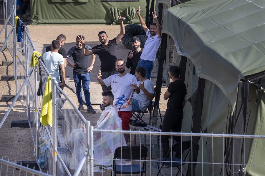 Migranti pózujú v novopostavenom