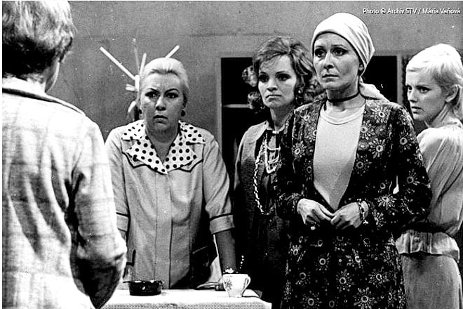 Predajňa 004 (1975): Inšpektora hral Stano Dančiak († 75), predavačky - zľava Magda Paveleková († 84), Ida Rapaičová, Zora Kolínska († 60) a Jarmila Koleničová.