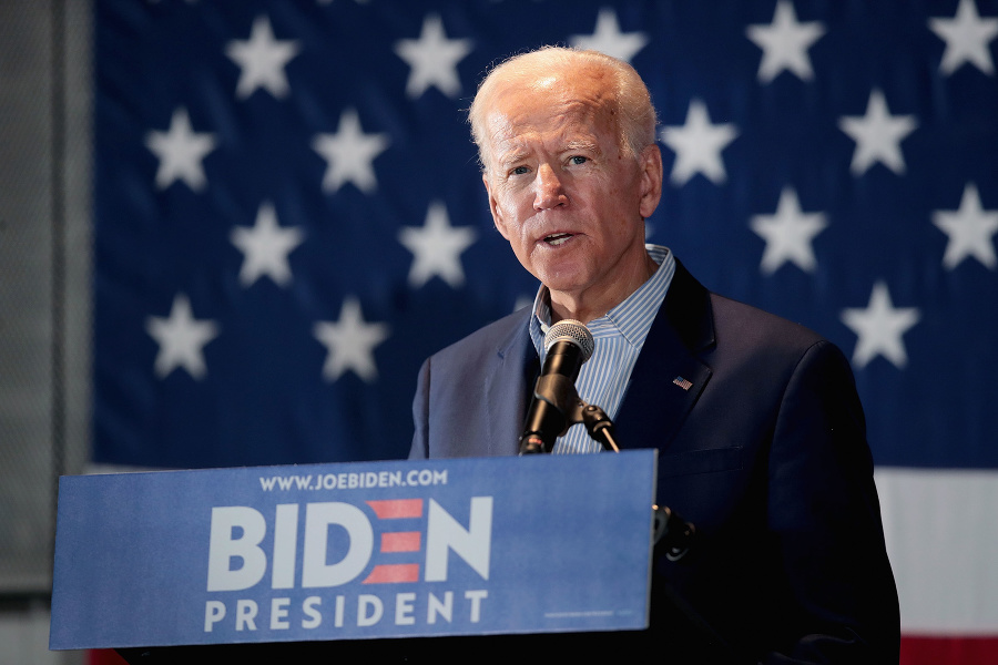 Biden ponúka peniaze za