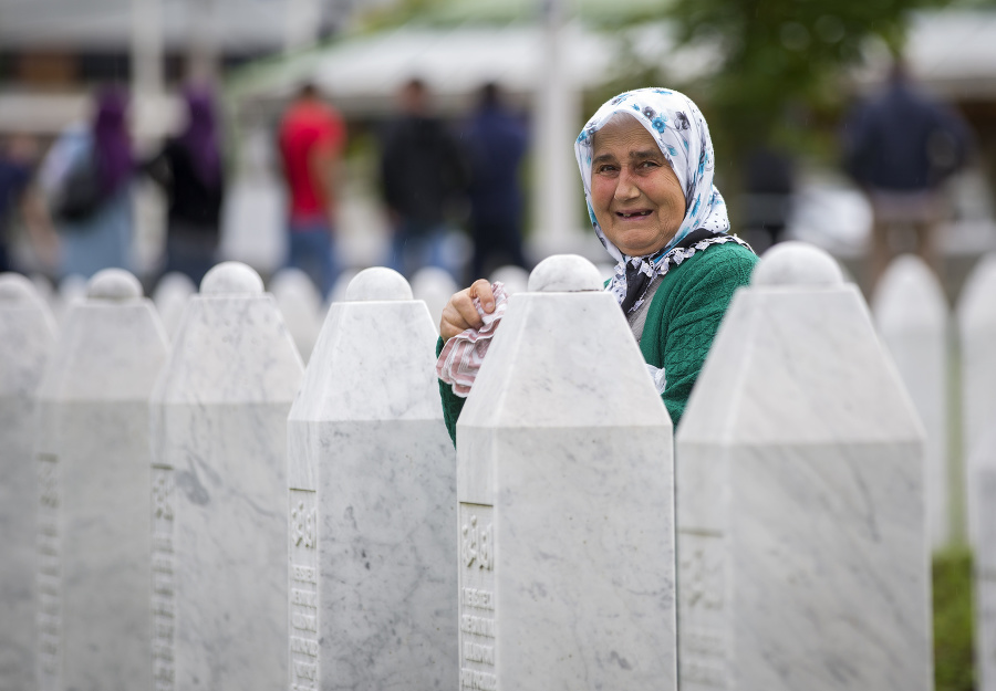 Žena plače na cintoríne