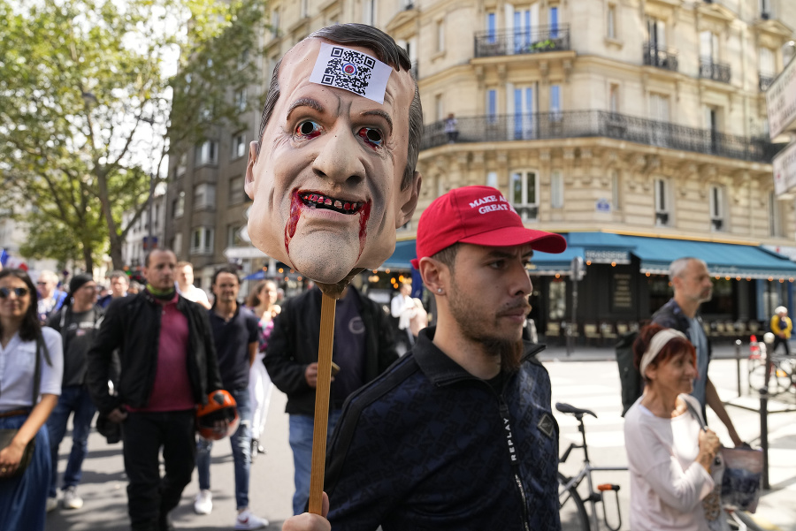  Demonštrant drží masku