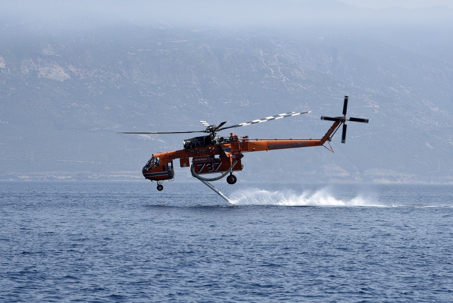 Helikoptéra naberá vodu neďaleko