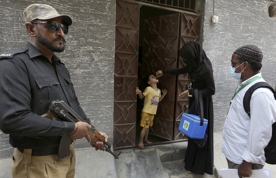 Pakistanský policajt hliadkuje pred