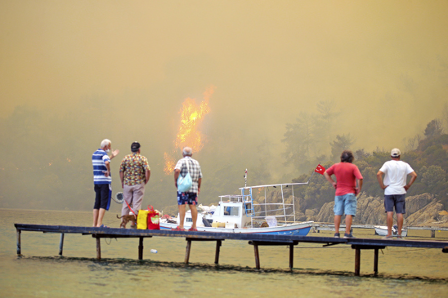 Turistov evakuujú v člnoch