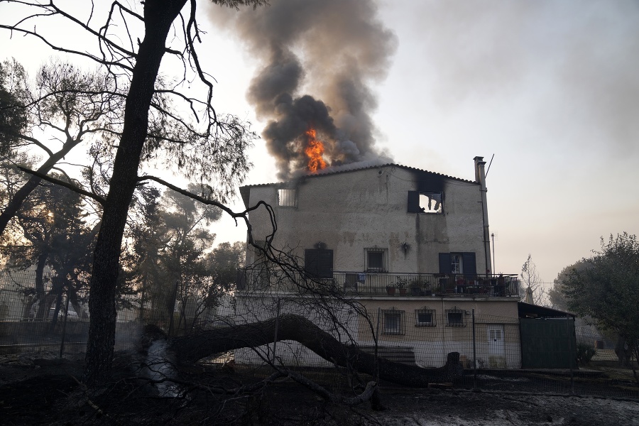 Grécko sužujú ničivé požiare.