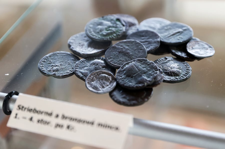 Na území tábora objavili archeológovia dobové mince aj keramiku.