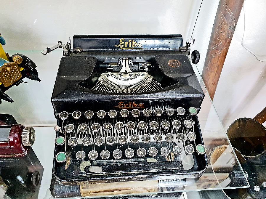 Písací stroj - Je