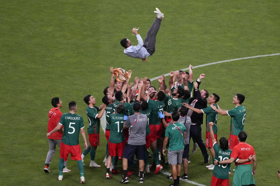 Mexickí hráči oslavujú po